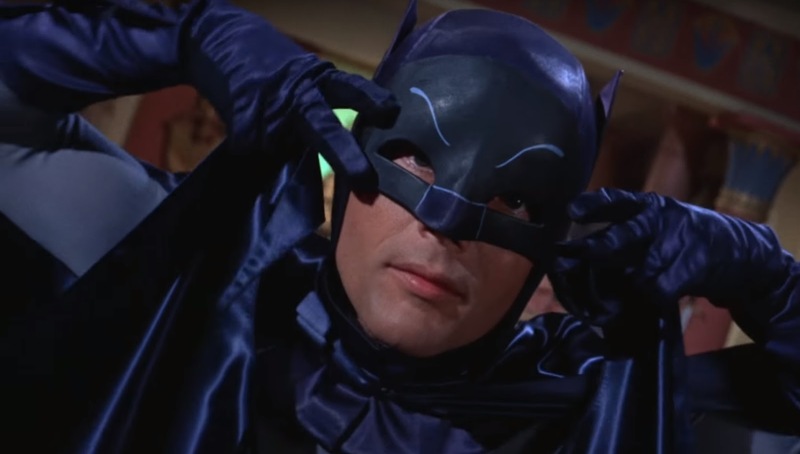 Adam West como o Batman da classíca série dos anos 60.