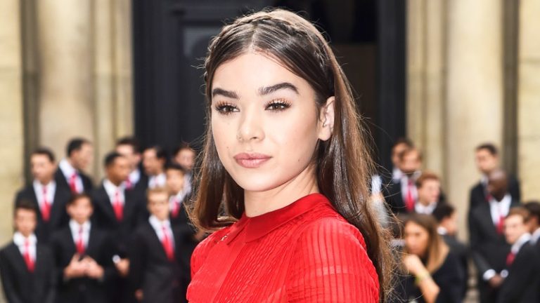 Batgirl | Hailee Steinfeld aceita sugestão de jornalista para ser heroína no cinema; E aí Joss Whedon?