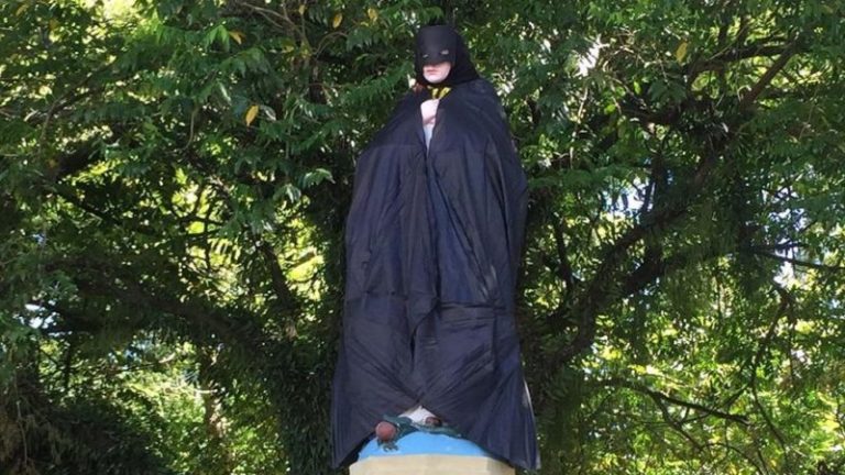 Curiosidade | Santa é vestida de Batman em cidade no Rio Grande do Sul