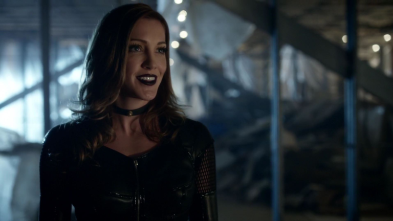 Arrow | Série faz referência a Batman: Bravos e Destemidos