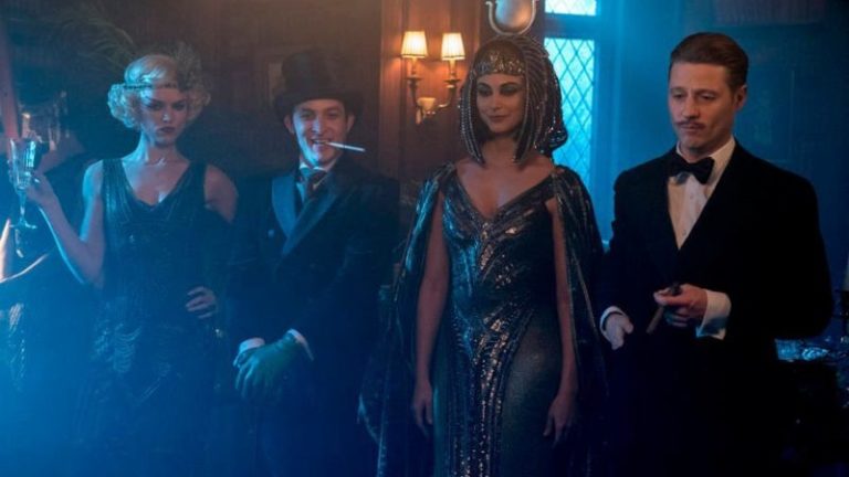Gotham | Comissório Gordon aparece com seu clássico bigode e Pinguim com cartola em novas imagens da 4ª temporada
