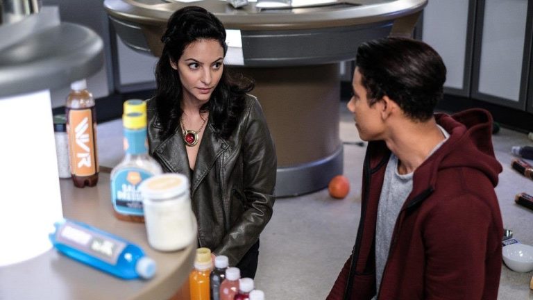 Legends of Tomorrow | Em novo teaser, equipe de heróis precisa salvar Elvis Presley