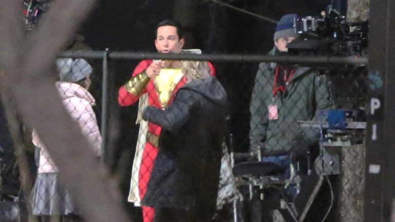Shazam! | Vaza nova imagem do set de gravações apresentando detalhes do uniforme do herói