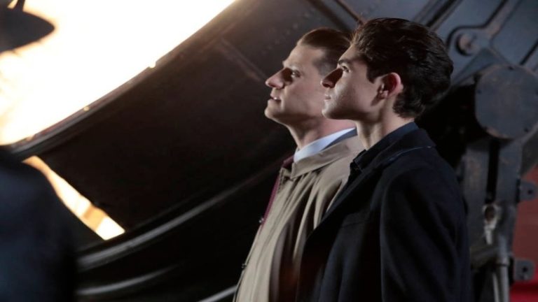 Gotham | Último episódio da temporada apresenta Bat-Sinal e visual do Coringa; Confira o teaser e as fotos 