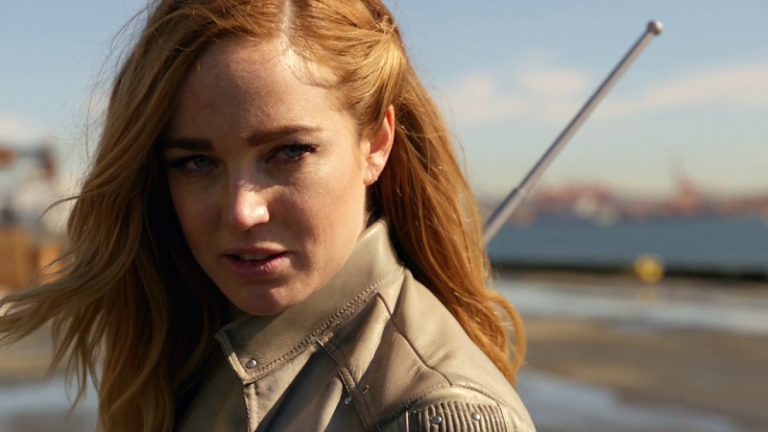 Legends of Tomorrow | Vídeo de bastidores mostra Caity Lotz ensaiando cena de luta