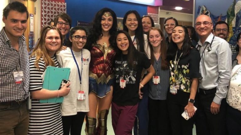 Mulher-Maravilha 1984 | Vestida como a heroína, Gal Gadot visita hospital infantil