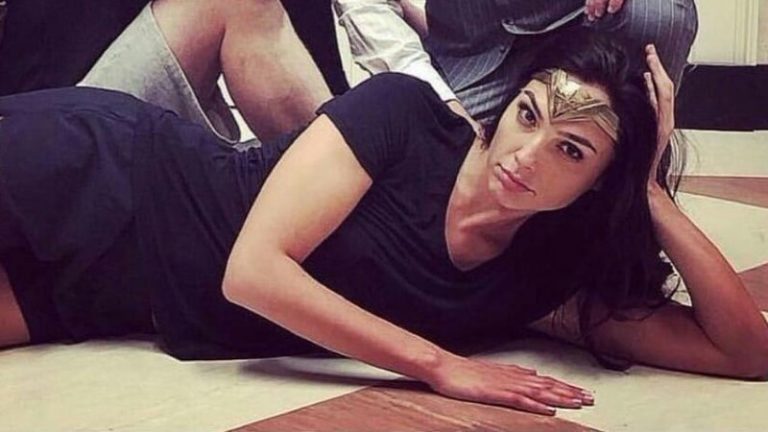 Mulher-Maravilha 1984 | Elenco recria famosa imagem de O Clube dos Cinco