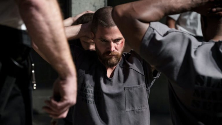 Arrow | Fotos da nova temporada mostram Oliver Queen enfrentando ameaças na prisão