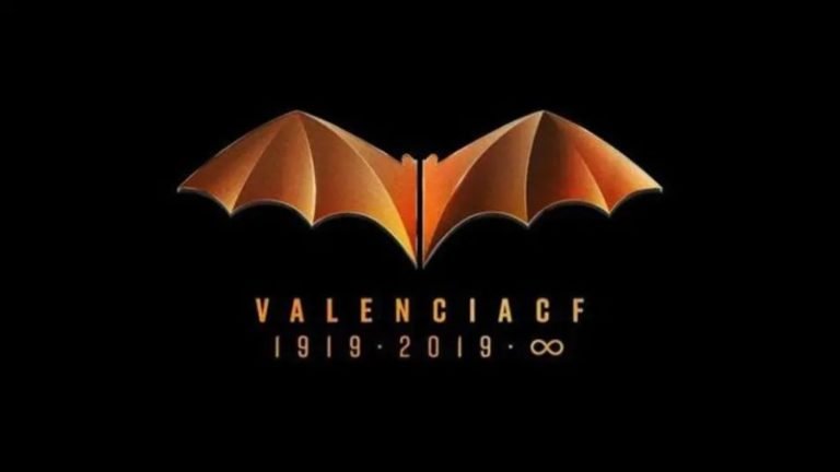 Batman | DC não aprova escudo comemorativo de 100 anos do Valencia