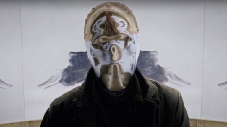 Watchmen | Equipe de produção explica a criação da máscara do Looking Glass e do brilho azul do Doutor Manhattan