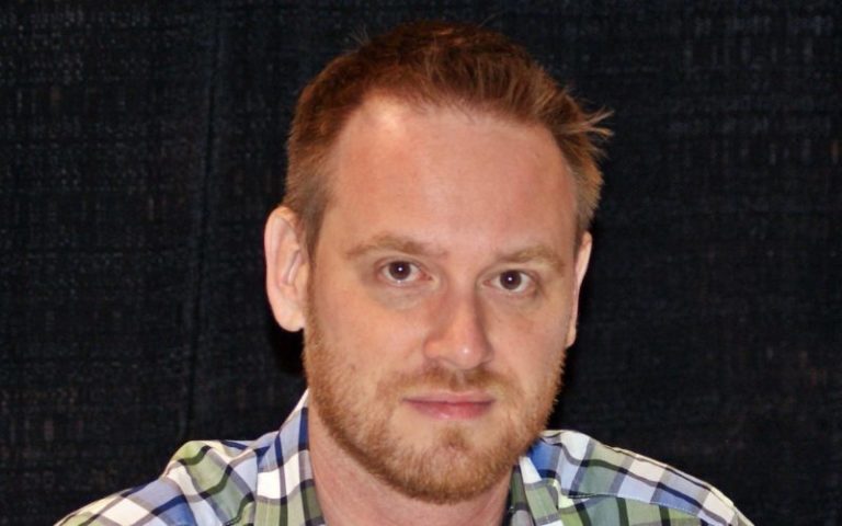 Batgirl | Roteirista da edição mensal da personagem, Cameron Stewart, é acusado de aliciar menores de idade