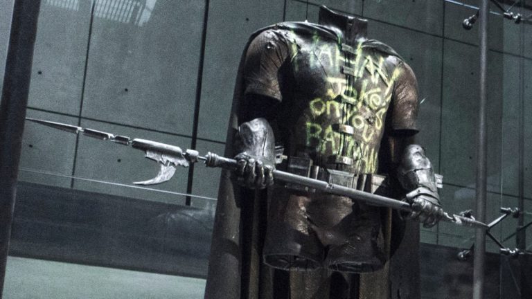 Batman vs Superman | Uniforme do Robin que aparece no filme era na verdade um traje do Batman