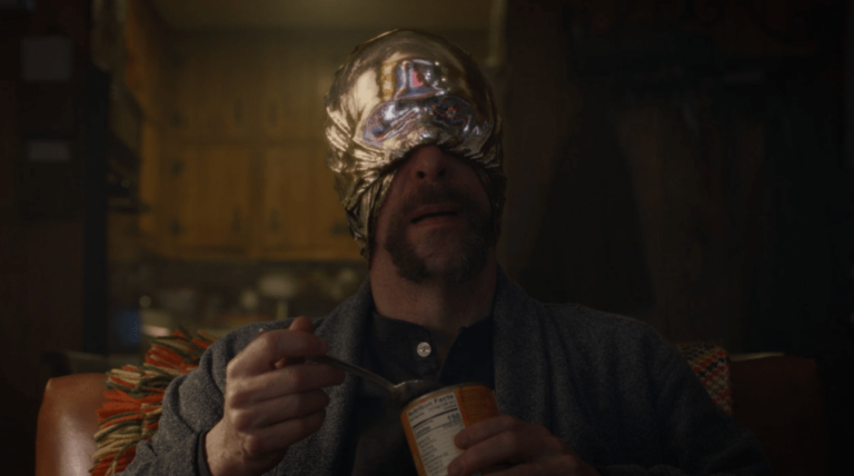 Watchmen | Tim Blake Nelson, o Looking Glass, afirma que sua história na série teria uma proposta diferente