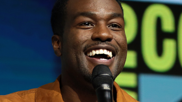 Watchmen | Yahya Abdul-Mateen II comenta as questões sociais da série e a experiência de interpretar o Dr. Manhattan