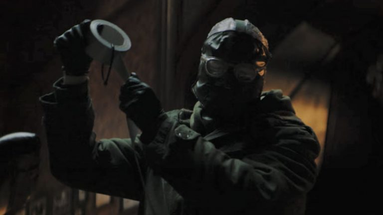 The Batman | Nick Derington identifica detalhes sobre a máscara do Charada que aparece no trailer