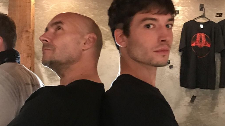 The Flash | Grant Morrison afirma que o roteiro dele e de Ezra Miller era como ‘De Volta para o Futuro’