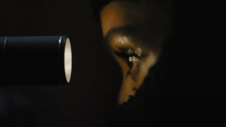 The Batman | Zoë Kravitz é vista embarcando rumo a Inglaterra para terminar as filmagens da produção