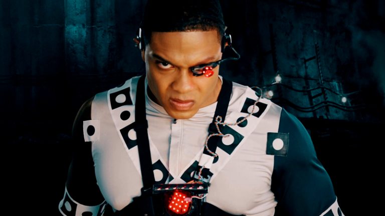 Liga da Justiça | Ray Fisher emite nova declaração alegando atitudes racistas de Geoff Johns, Toby Emmerich e Jon Berg