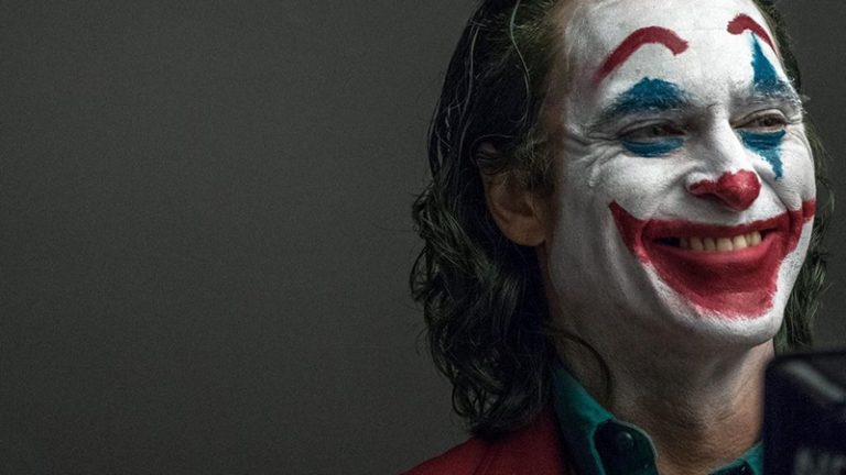 Coringa | Todd Phillips celebra um ano de lançamento do filme compartilhando imagens inéditas da produção