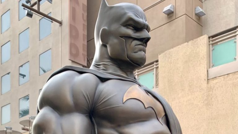 Batman | DC Comics em parceria com a cidade de Burbank, na Califórnia, inauguram estátua épica do Batman