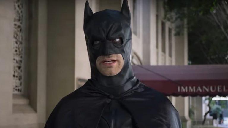 Batman | Ator de ‘Agentes da S.H.I.E.L.D’ se veste de Homem Morcego para arrecadar fundos no combate a COVID-19