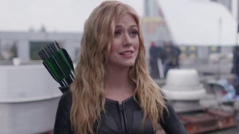 Katherine McNamara provoca o seu retorno como Mia Queen no evento “Armageddon”