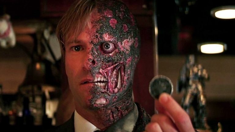 Batman: O Cavaleiro das Trevas | Aaron Eckhar acha que Harvey Dent teria dito a Gotham a verdade sobre o Duas Caras