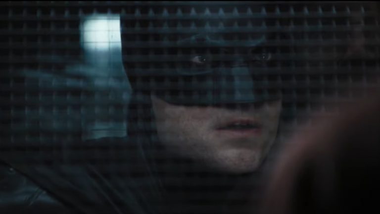 “O interessante é que esse Batman vive na sarjeta”, afirma Robert Pattinson sobre o herói