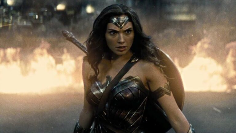 Gal Gadot ficou com um batarang do set de Batman vs Superman: “Abro caixas da Amazon com ele.”