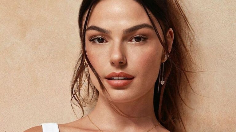 A atriz Isis Valverde quase foi escolhida para ser a Supergirl, em The Flash