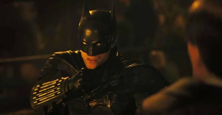 Warner presenteia brasileiro com uma parte da armadura oficial do Batman