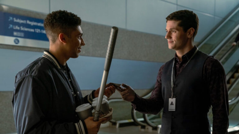 Titans explora o romance entre Tim Drake e Bernard