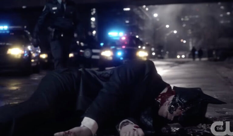 Batman de terno e capuz? Fãs da DC ficam irritados com visual da série